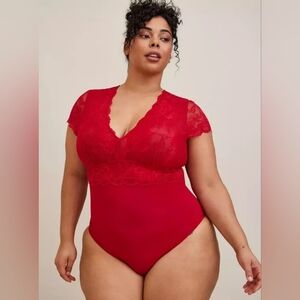 NWT Torrid Curve Floral Red Lace Short Sleeve Stretchy Sexy Slimming Bodysuit